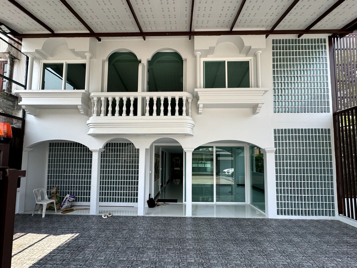 โฮมออฟฟิศ หมู่บ้านฉัตรเกล้าวิลล่า นวมินทร์ 153  ขายและให้เช่า